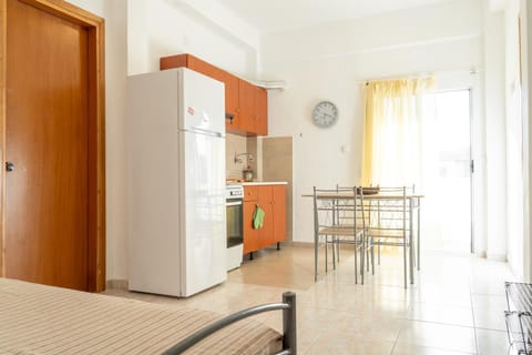 Kitchen or kitchenette, Dining area, oven