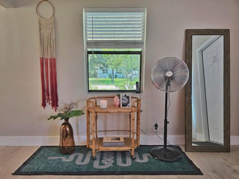 Flamingo Place - One block to Lauderdale Marine Center - 3 bedroom - 2 bath - King bed House in Dania Beach