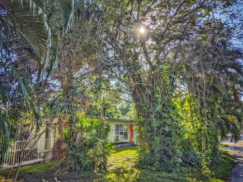 Flamingo Place - One block to Lauderdale Marine Center - 3 bedroom - 2 bath - King bed House in Dania Beach