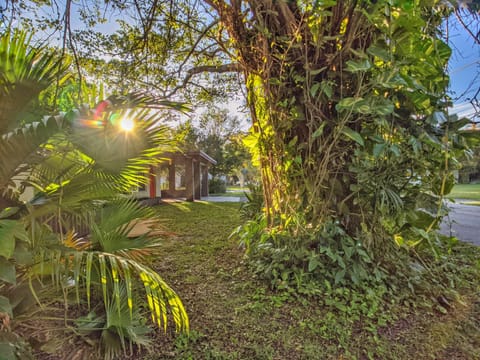 Flamingo Place - One block to Lauderdale Marine Center - 3 bedroom - 2 bath - King bed House in Dania Beach