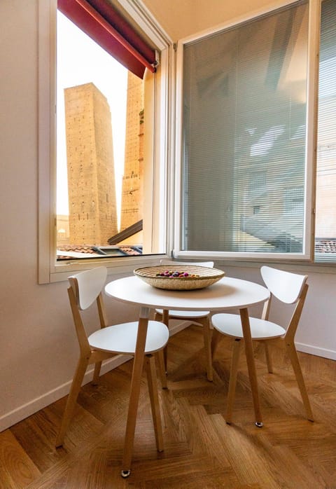 Dining area, City view, Landmark view