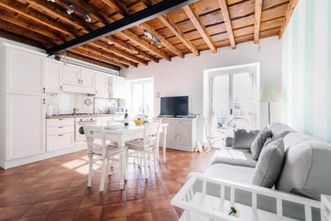 TV and multimedia, Kitchen or kitchenette, Living room, Seating area, Dining area, oven, stove