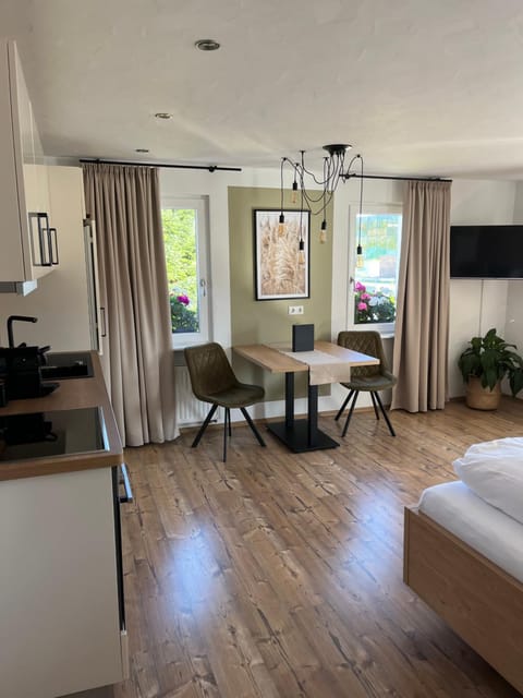 Bed, TV and multimedia, Kitchen or kitchenette, Living room, Photo of the whole room, Seating area, Dining area, Bedroom, hair dresser