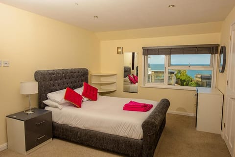 Cliff Top Apartment 3 Bedroom Apartment in Shanklin