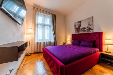 Bed, TV and multimedia, Bedroom