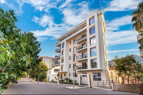 Property building, Day, Neighbourhood, Street view, Location