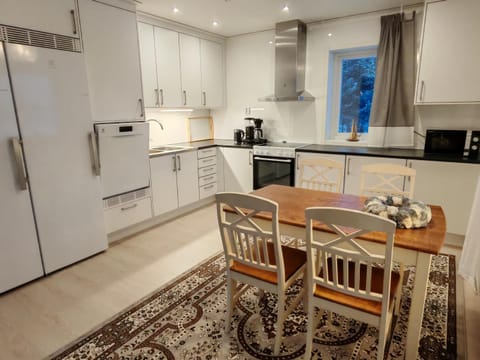 Coffee/tea facilities, Kitchen or kitchenette, Dining area, dishwasher, oven, stove, kitchen