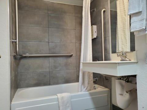 Shower, Bathroom, Bath, towels, acessibility