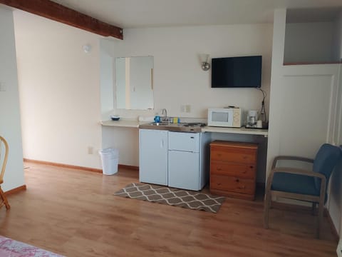 Coffee/tea facilities, Kitchen or kitchenette, minibar, stove