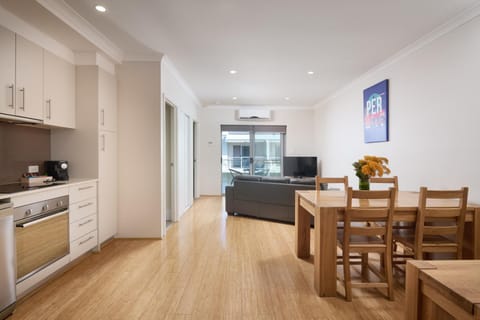 Patio, TV and multimedia, Balcony/Terrace, Kitchen or kitchenette, Living room, Seating area, Dining area, oven