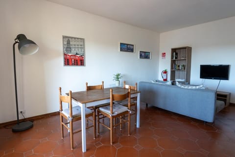 Living room, Seating area, Dining area, Lunch