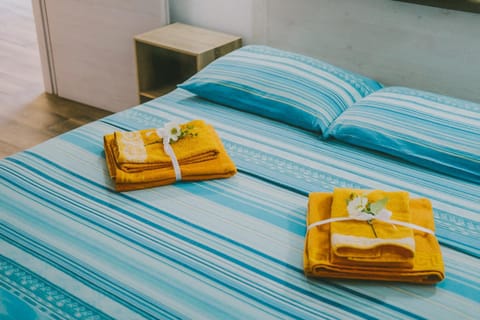 Bed, Photo of the whole room, Bedroom, towels