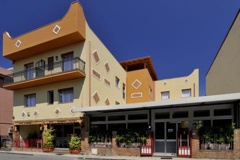 Facade/entrance