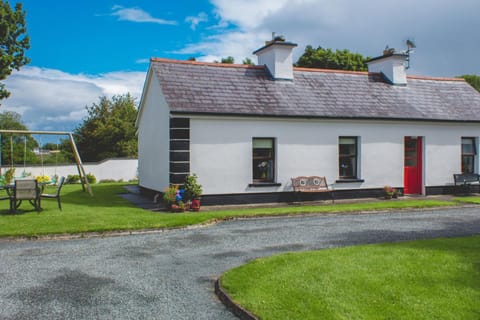 3 Bed Cottage - Sleeps 7 - Parking - Play Area House in County Sligo
