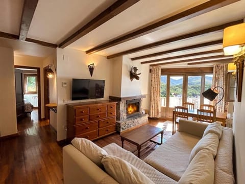 TV and multimedia, View (from property/room), Living room, Dining area, Mountain view, fireplace
