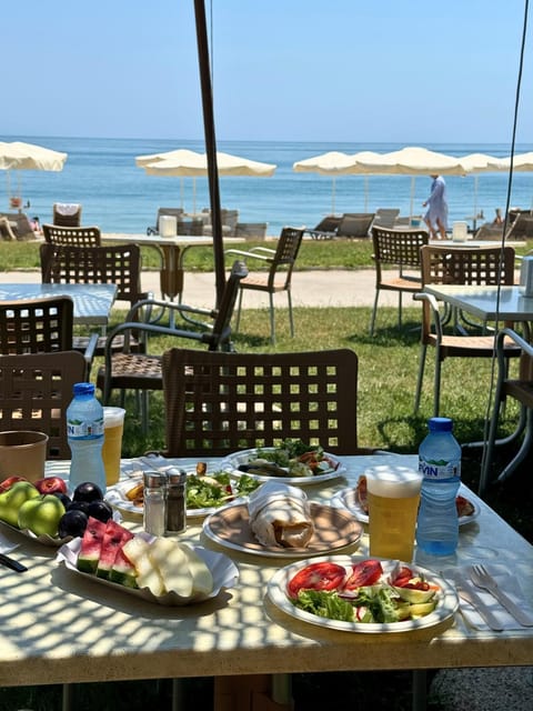 Restaurant/places to eat, Food and drinks, Beach