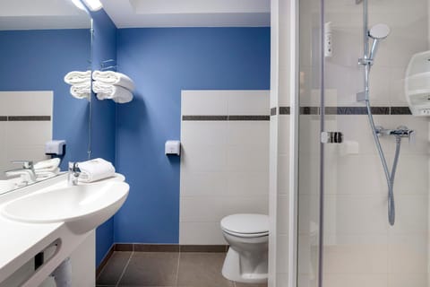 Shower, Toilet, Bathroom, towels