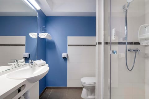 Shower, Toilet, Bathroom, towels