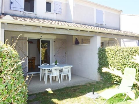 Maison Duplex 6 Pers. avec Terrasse, Piscine Chauffée et Climatiseur - FR-1-382-121 House in Vallon-Pont-d'Arc