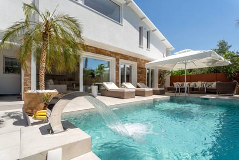Property building, Day, Garden, Garden view, Pool view, Swimming pool, sunbed