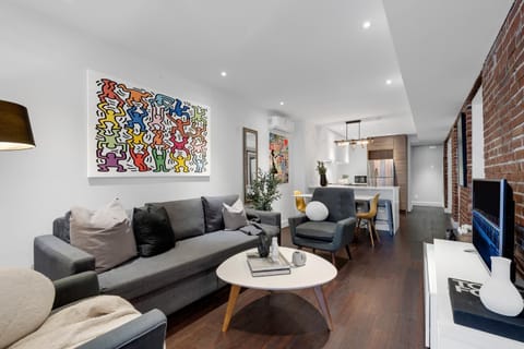 TV and multimedia, Kitchen or kitchenette, Living room, Seating area