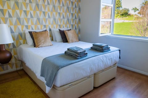 View (from property/room), Bedroom, City view, Garden view, Landmark view
