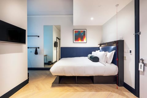 TV and multimedia, Photo of the whole room, Bedroom