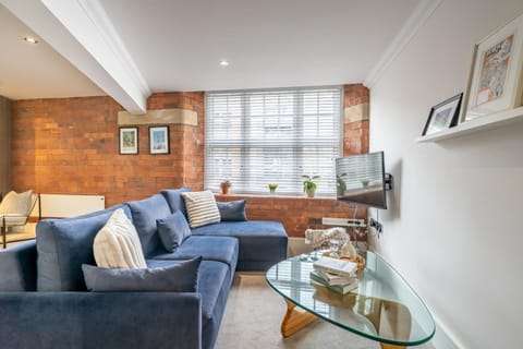 Bed, TV and multimedia, Living room, Seating area
