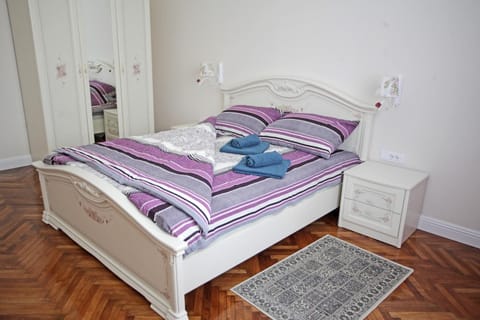 Bed, towels