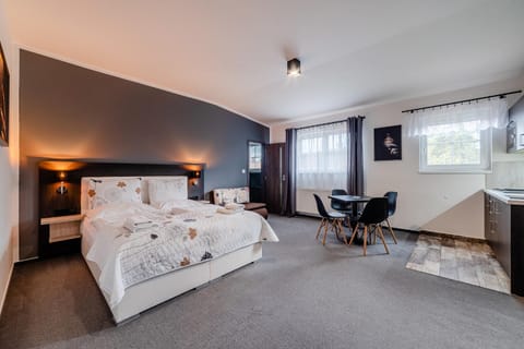 Bed, Photo of the whole room, Seating area