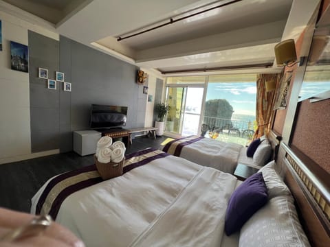 Bed, TV and multimedia, Photo of the whole room, Bedroom