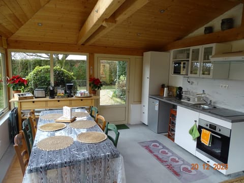 Coffee/tea facilities, Kitchen or kitchenette, Dining area, toaster