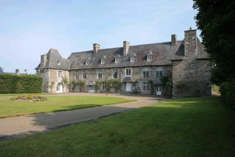 Property building, Facade/entrance, Natural landscape, Garden view, Landmark view