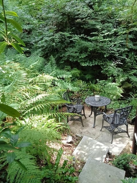 'Morris' the shepherd's hut ,woodland hot tub available, separate fee Luxury tent in Wales