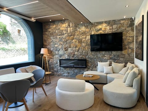 Communal lounge/ TV room, TV and multimedia, Living room, Seating area, fireplace