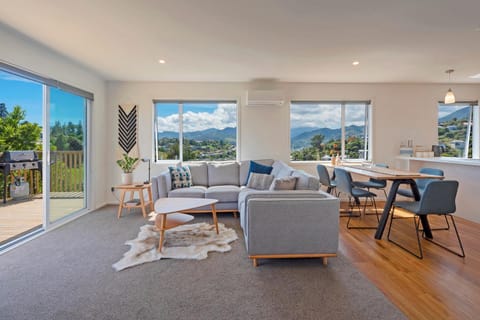 View (from property/room), Balcony/Terrace, Living room, Dining area, Mountain view