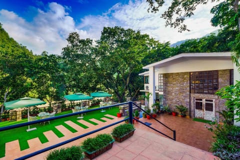 Property building, Facade/entrance, Day, Natural landscape, Bird's eye view, Garden, Garden view