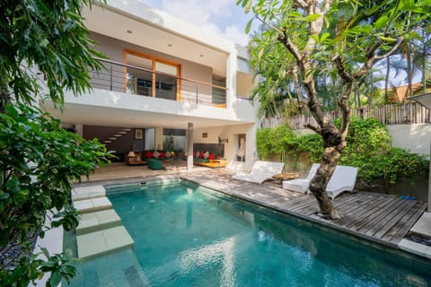 Property building, Patio, Day, Garden, Garden view, Pool view, Swimming pool, sunbed