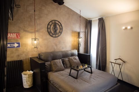 Bed, Photo of the whole room, Decorative detail