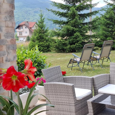Day, Natural landscape, Garden, Seating area, Garden view, Mountain view, sunbed