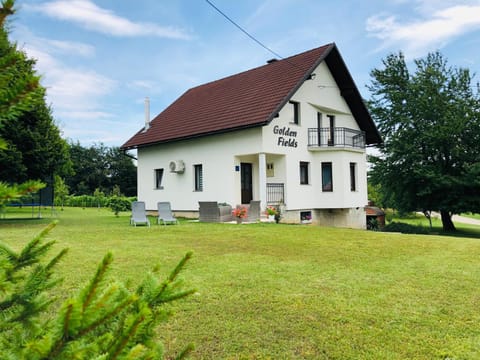 Property building, Day, Natural landscape, Garden, Garden view