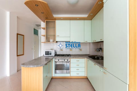 Kitchen or kitchenette, oven