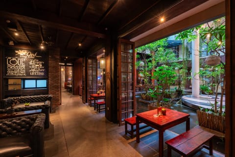 Restaurant/places to eat, Lounge or bar, Breakfast