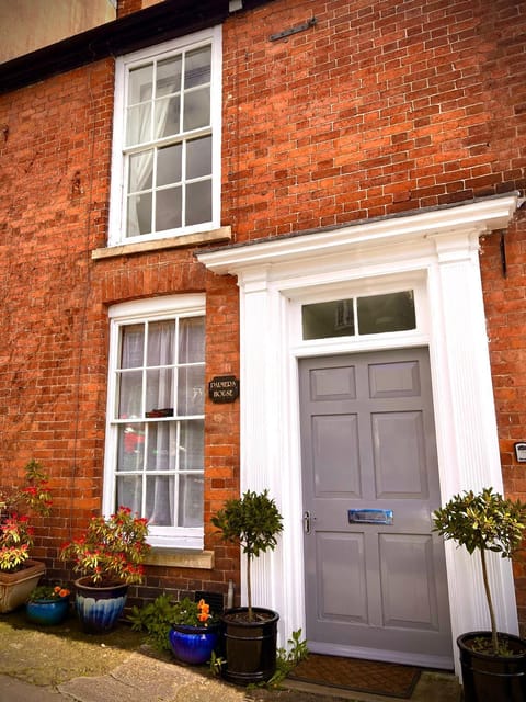 Beautiful stylish 2 bed apartment with free parking Apartment in Ludlow