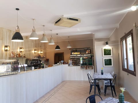 Coffee/tea facilities, Lounge or bar, Drinks