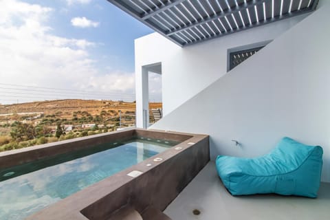Property building, Day, Natural landscape, Hot Tub, View (from property/room), Balcony/Terrace, sunbed