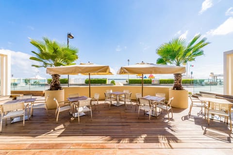 Property building, Garden, Balcony/Terrace