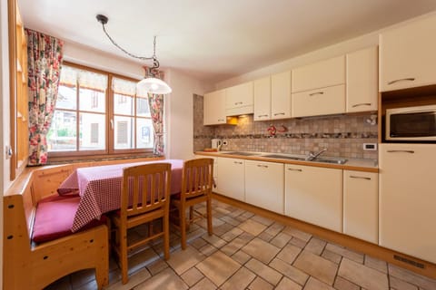 Kitchen or kitchenette, Dining area, dishwasher, oven, stove