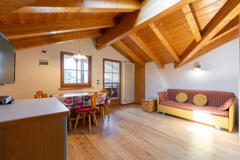 Bed, TV and multimedia, Living room, Seating area, Dining area