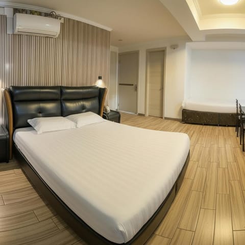 Bed, Photo of the whole room, Bedroom, air conditioner